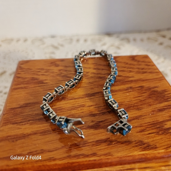 Elegant Blue Gemstone Bracelet - Picture 3 of 9